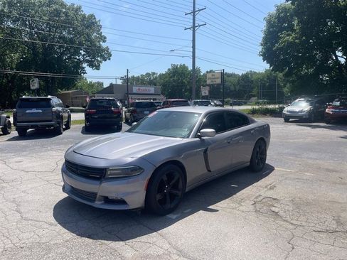 Used 2016 Dodge Charger SXT RWD image 1