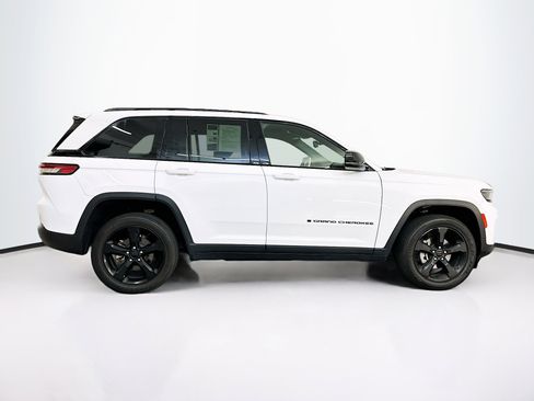 Used 2023 Jeep Grand Cherokee Altitude image 10
