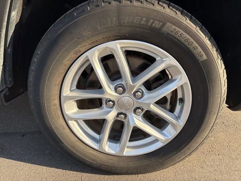 Used 2023 Jeep Grand Cherokee L Laredo image 14