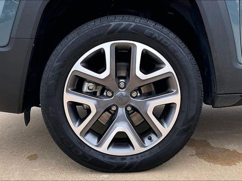 Used 2017 Jeep Renegade Latitude w/ Cold Weather Group AWD/4WD image 9