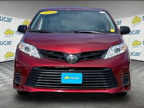 Used 2019 Toyota Sienna L w/ Carpet Mat Package FWD image 2