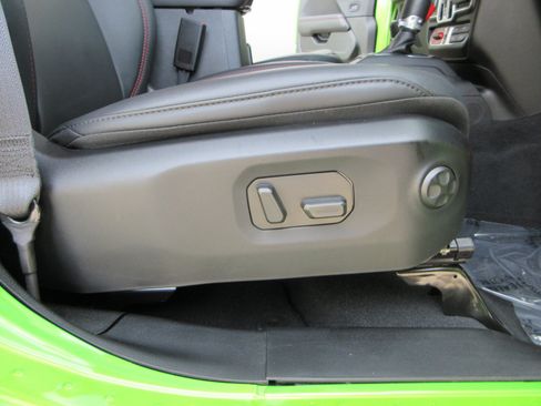 Used 2025 Jeep Wrangler Unlimited Rubicon w/ Convenience Group AWD/4WD image 26