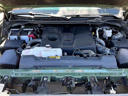 Used 2022 Toyota Tundra SR5 w/ SR5 Convenience Package AWD/4WD image 12
