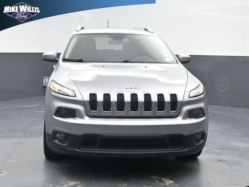 Used 2017 Jeep Cherokee Latitude FWD image 2