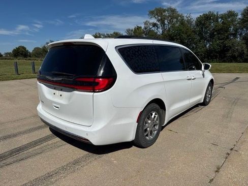 Used 2021 Chrysler Pacifica Touring w/ Uconnect Theater Family Group FWD image 8