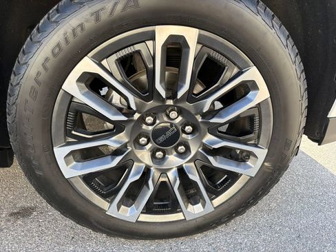 Used 2023 GMC Yukon Denali Ultimate AWD/4WD image 5