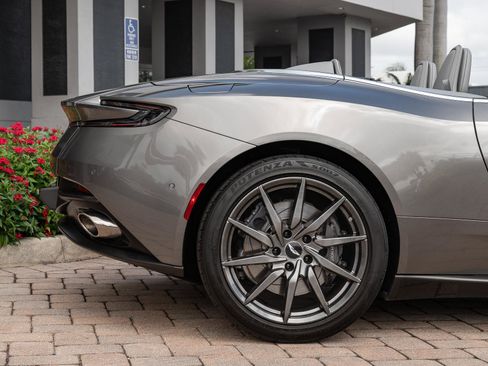 Used 2020 Aston Martin DB11 Volante RWD image 21