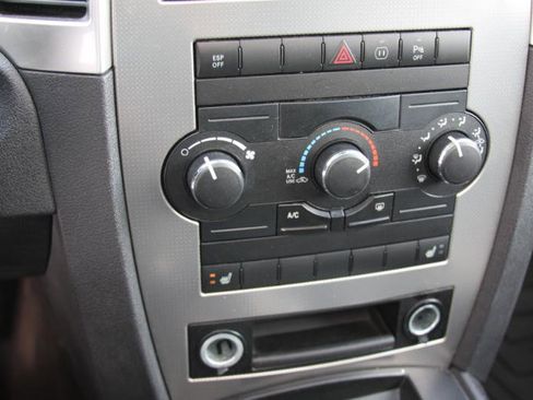 Used 2010 Jeep Grand Cherokee Laredo image 38