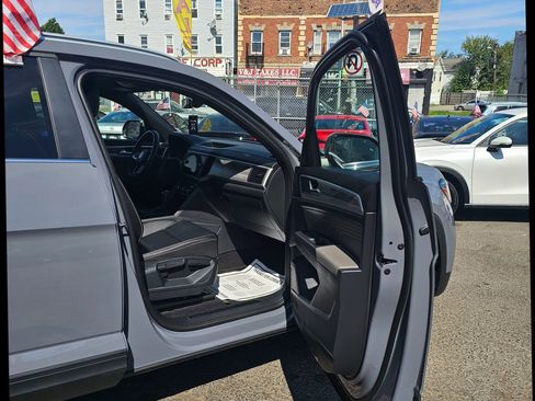 Used 2021 Volkswagen Atlas Cross Sport SE w/ Panoramic Sunroof Package image 9