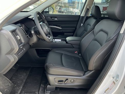 New 2025 Nissan Pathfinder SL image 14