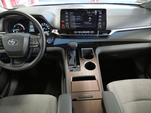Used 2024 Toyota Sienna LE image 10