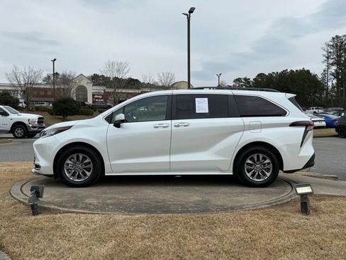 Used 2023 Toyota Sienna XLE w/ XLE Plus Package image 4
