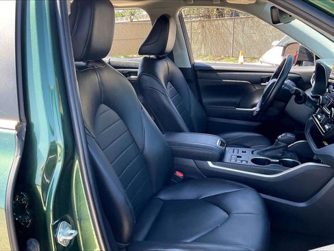 Used 2023 Toyota Highlander XLE image 9