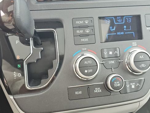 Used 2020 Toyota Sienna XLE w/ Carpet Mat Package image 18