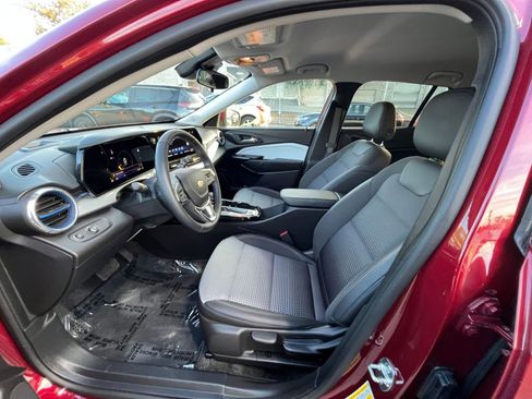 Used 2025 Chevrolet Trax LT w/ LT Convenience Package image 24