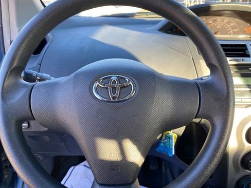 Used 2011 Toyota Yaris Base image 7