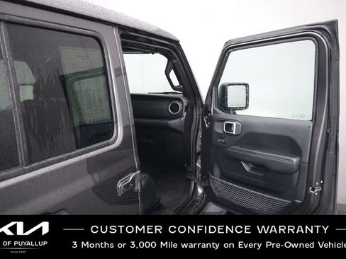 Used 2018 Jeep Wrangler Unlimited Sahara AWD/4WD image 16