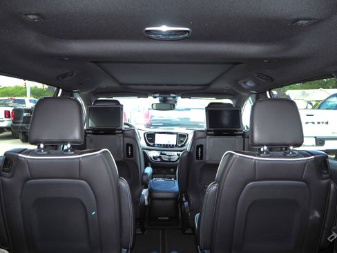 New 2026 Chrysler Pacifica Limited w/ Uconnect Theater Family Group image 11