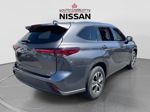 Used 2021 Toyota Highlander XLE FWD image 6
