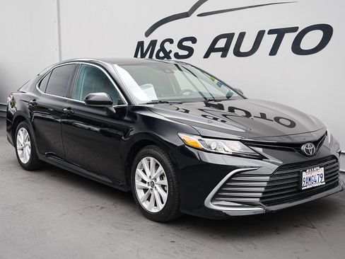 Used 2021 Toyota Camry LE image 3