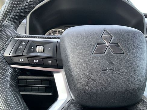 Used 2022 Mitsubishi Outlander ES image 17