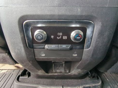 Used 2023 GMC Yukon XL SLT image 17