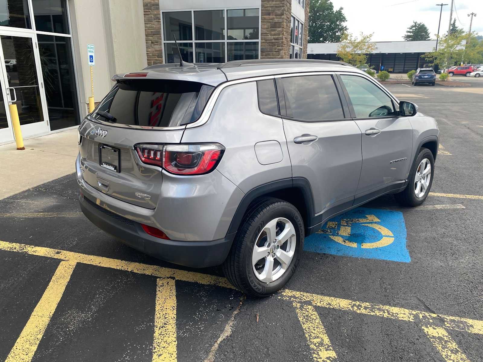 Used 2018 Jeep Compass Latitude w/ Popular Equipment Group AWD/4WD image 3