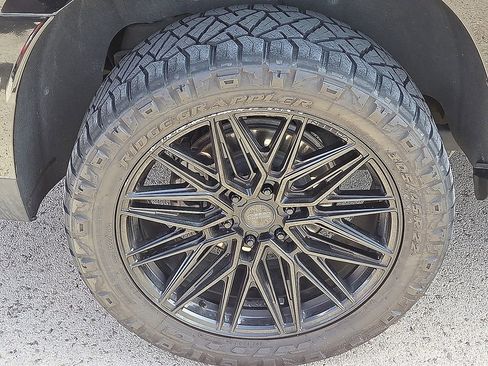 Used 2023 GMC Yukon XL AT4 image 8