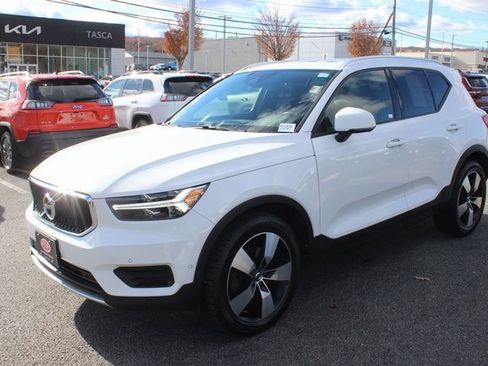 Used 2019 Volvo XC40 T5 Momentum image 2