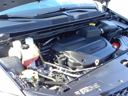 Used 2023 Chrysler Pacifica Touring-L FWD image 10