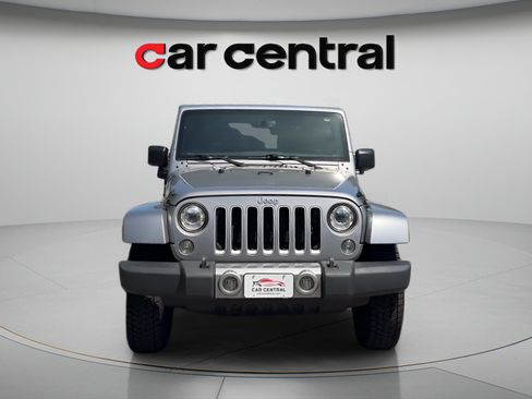 Used 2018 Jeep Wrangler Sahara w/ Connectivity Group AWD/4WD image 9