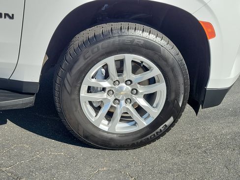 Used 2022 Chevrolet Suburban LS RWD image 14