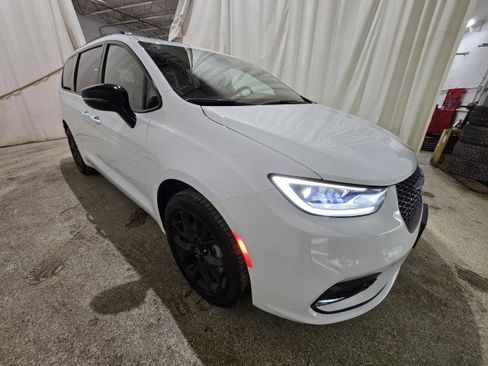New 2026 Chrysler Pacifica Limited w/ S Appearance Package image 8