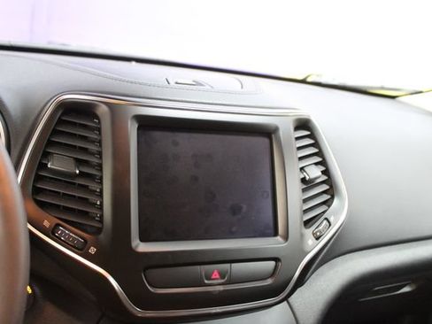 Used 2022 Jeep Cherokee Latitude Lux w/ Sun & Sound Group AWD/4WD image 17