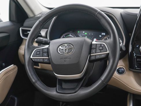 Used 2025 Toyota Highlander XLE AWD/4WD image 14