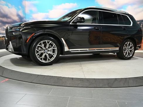 Used 2024 BMW X7 xDrive40i w/ Premium Package AWD/4WD image 3