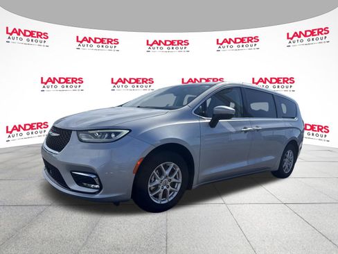 Used 2023 Chrysler Pacifica Touring-L FWD image 7