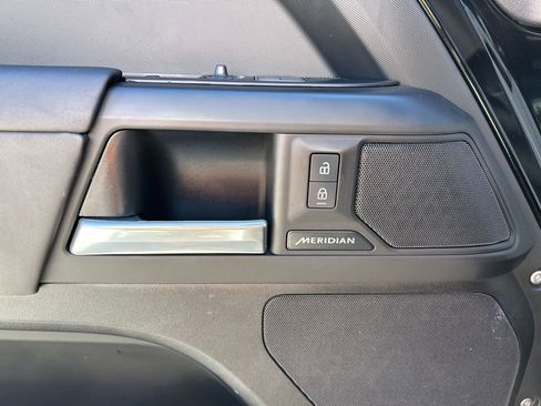 Used 2025 Land Rover Defender 110 S image 19
