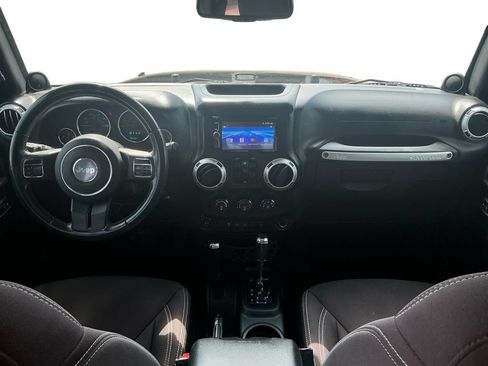 Used 2013 Jeep Wrangler Unlimited Sahara AWD/4WD image 17