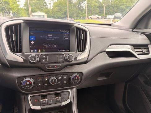 Used 2024 GMC Terrain SLE w/ Driver Convenience Package FWD image 8