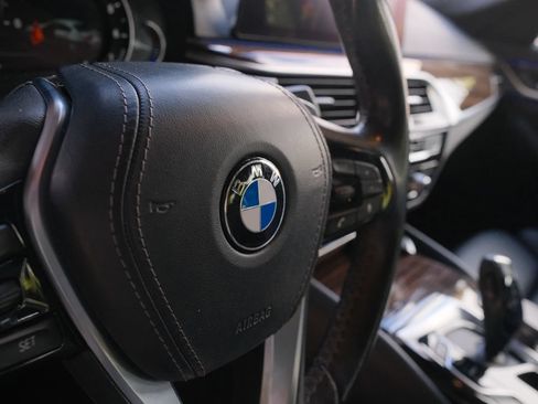 Used 2019 BMW 530i w/ Convenience Package RWD image 44