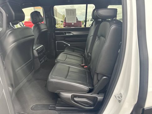 Used 2025 Jeep Wagoneer 4WD image 28
