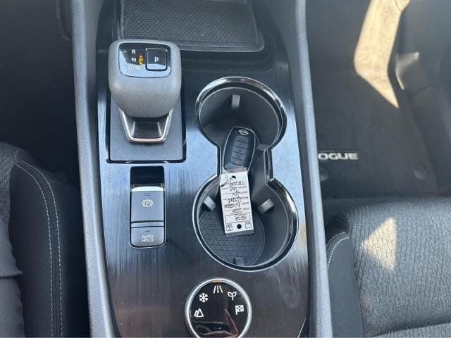 Used 2025 Nissan Rogue SV AWD/4WD image 24