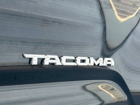 Used 2018 Toyota Tacoma SR5 AWD/4WD image 14