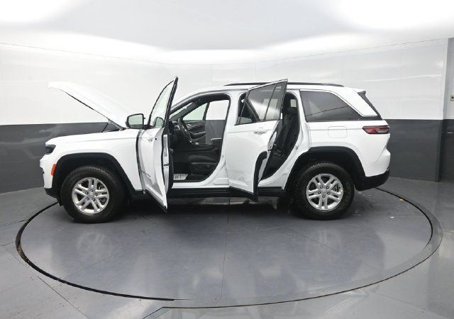 Used 2025 Jeep Grand Cherokee Laredo AWD/4WD image 32