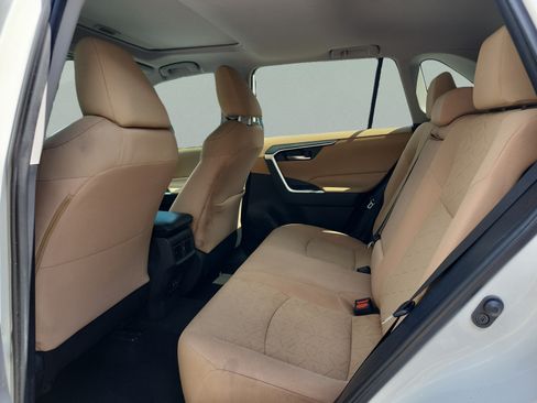Used 2019 Toyota RAV4 XLE w/ Convenience Package FWD image 17