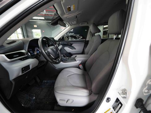 Used 2021 Toyota Highlander LE AWD/4WD image 9