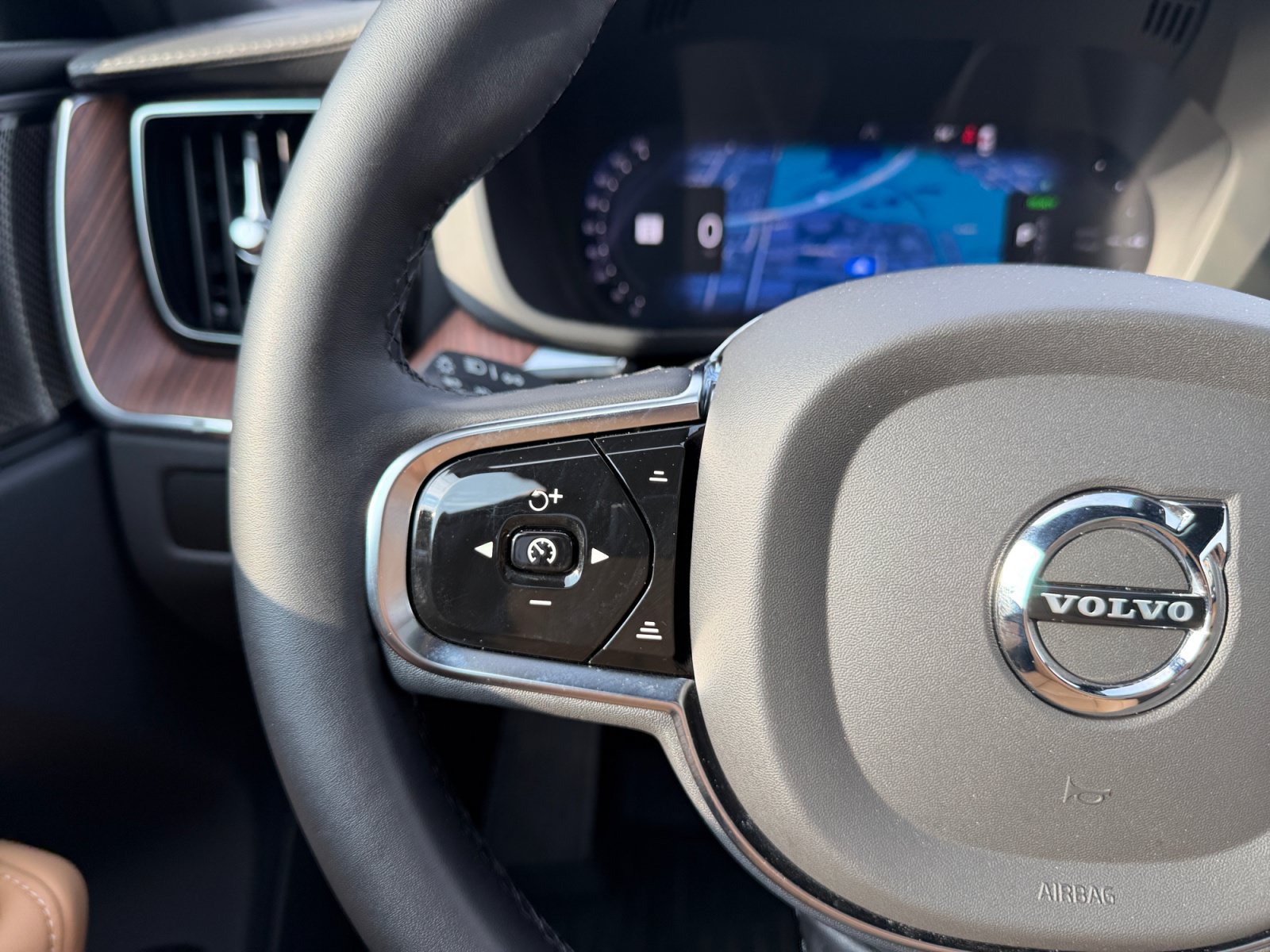 Used 2024 Volvo XC60 T8 Ultimate w/ Climate Package AWD/4WD image 22