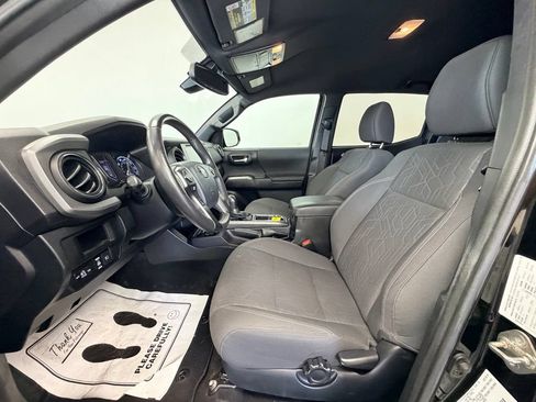 Used 2018 Toyota Tacoma TRD Sport AWD/4WD image 2