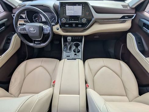 Used 2020 Toyota Highlander XLE image 11